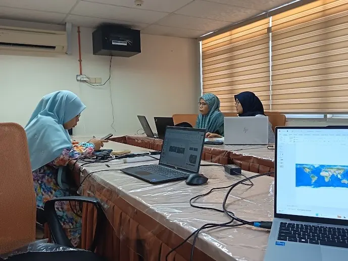 Suasana peserta mengikuti sesi latihan menggunakan komputer