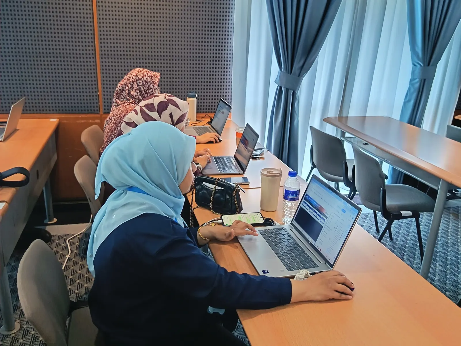 Peserta menjalankan tugasan latihan secara praktikal