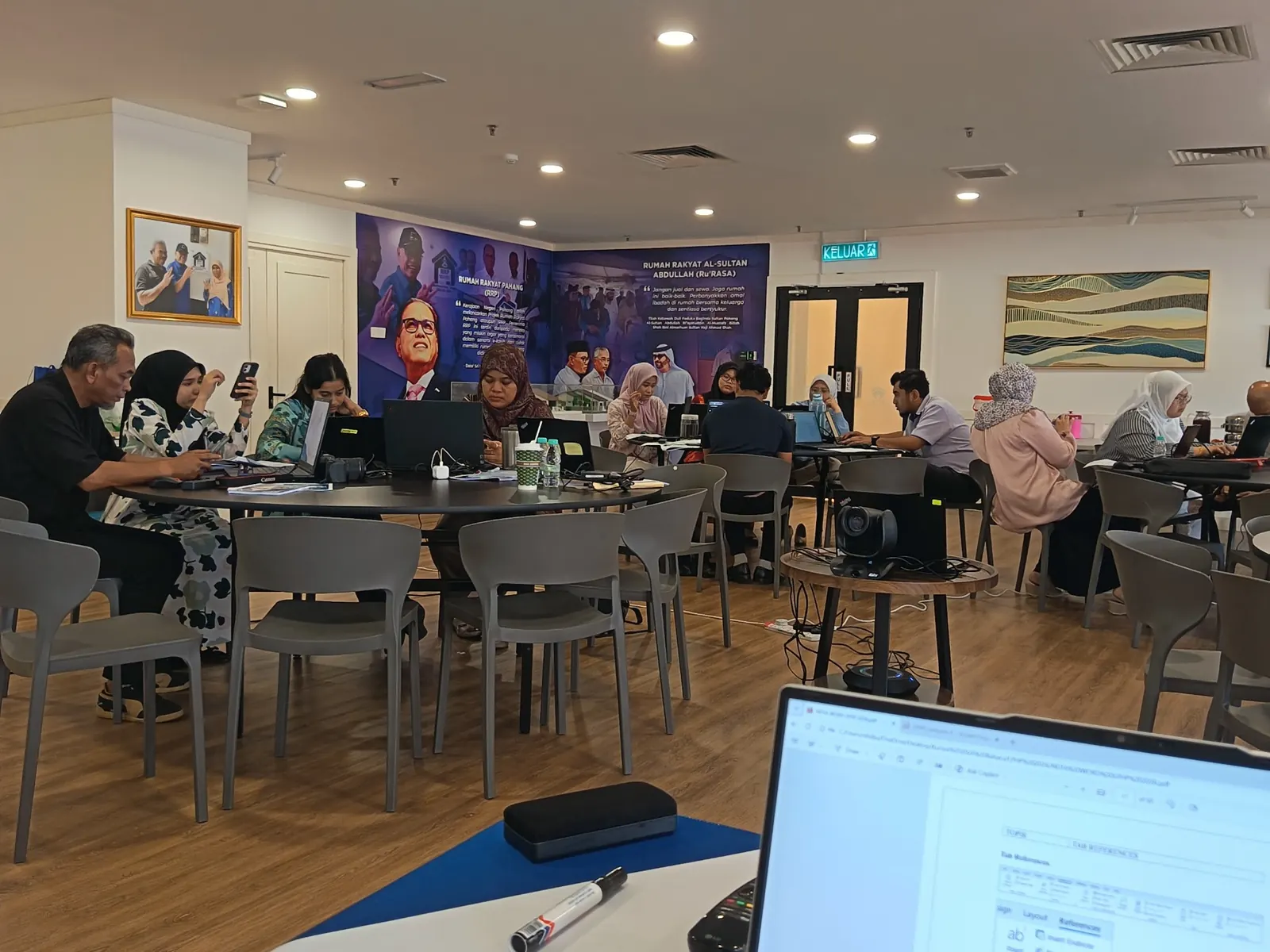 Peserta menggunakan komputer dalam sesi latihan