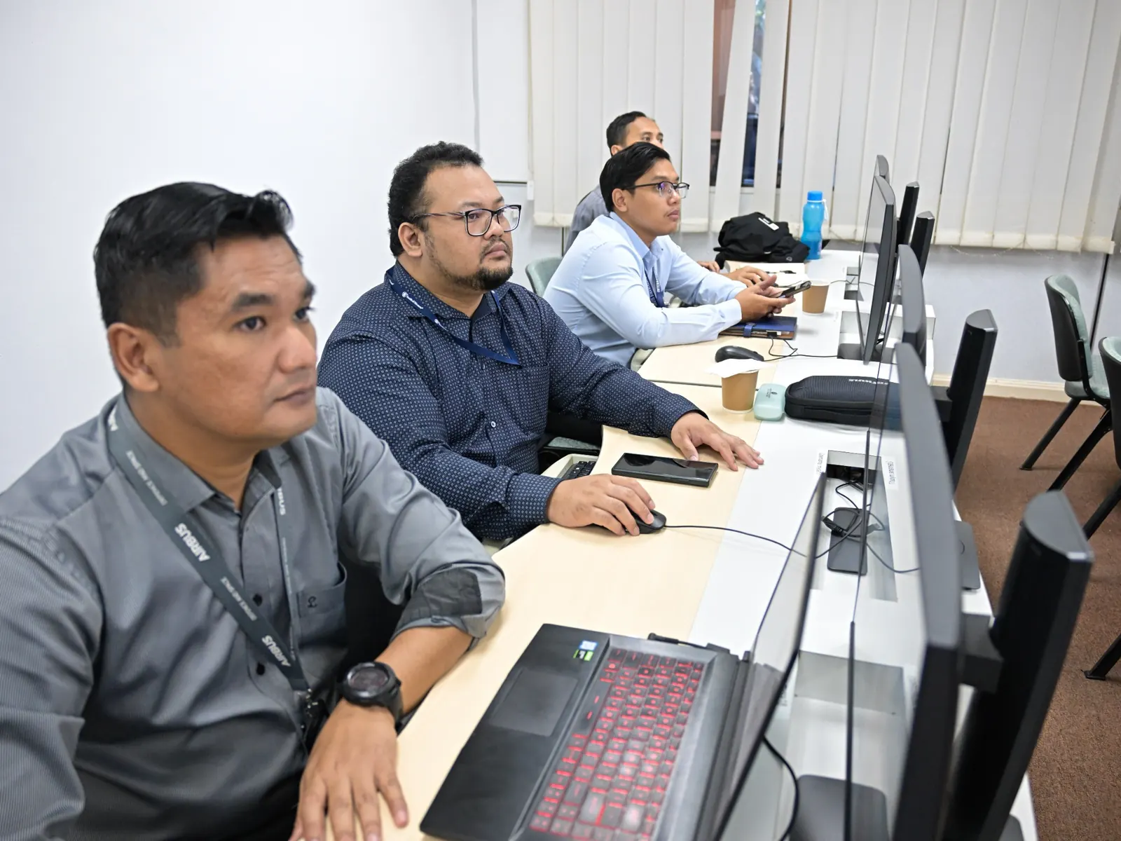 Peserta mengikuti sesi latihan komputer secara hands-on