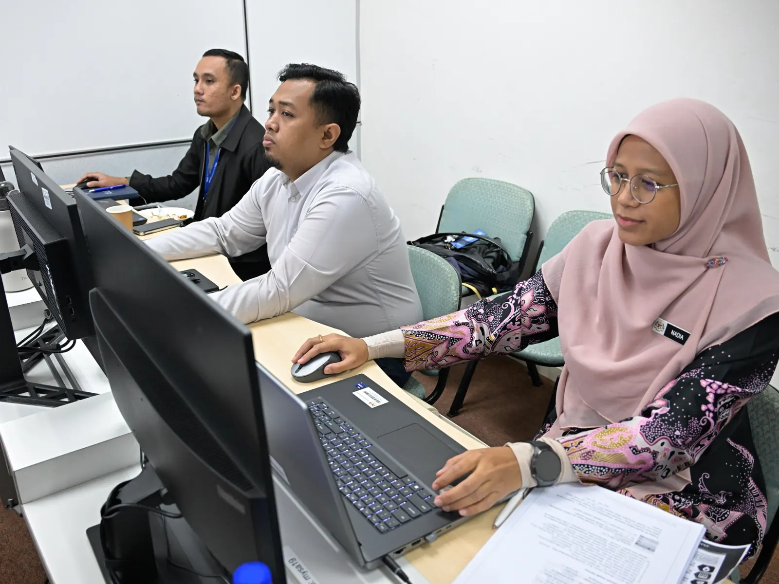 Suasana pembelajaran peserta dalam makmal komputer