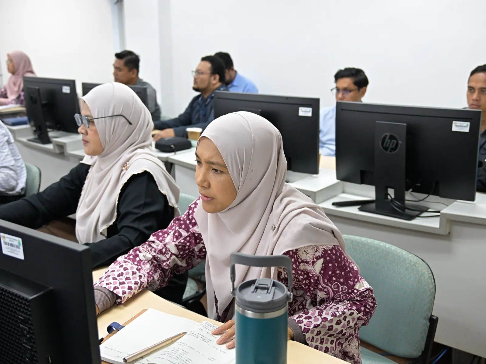 Peserta memberi tumpuan semasa sesi latihan