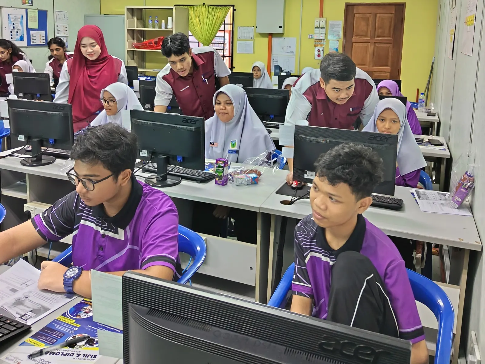 Peserta mengikuti latihan berasaskan komputer