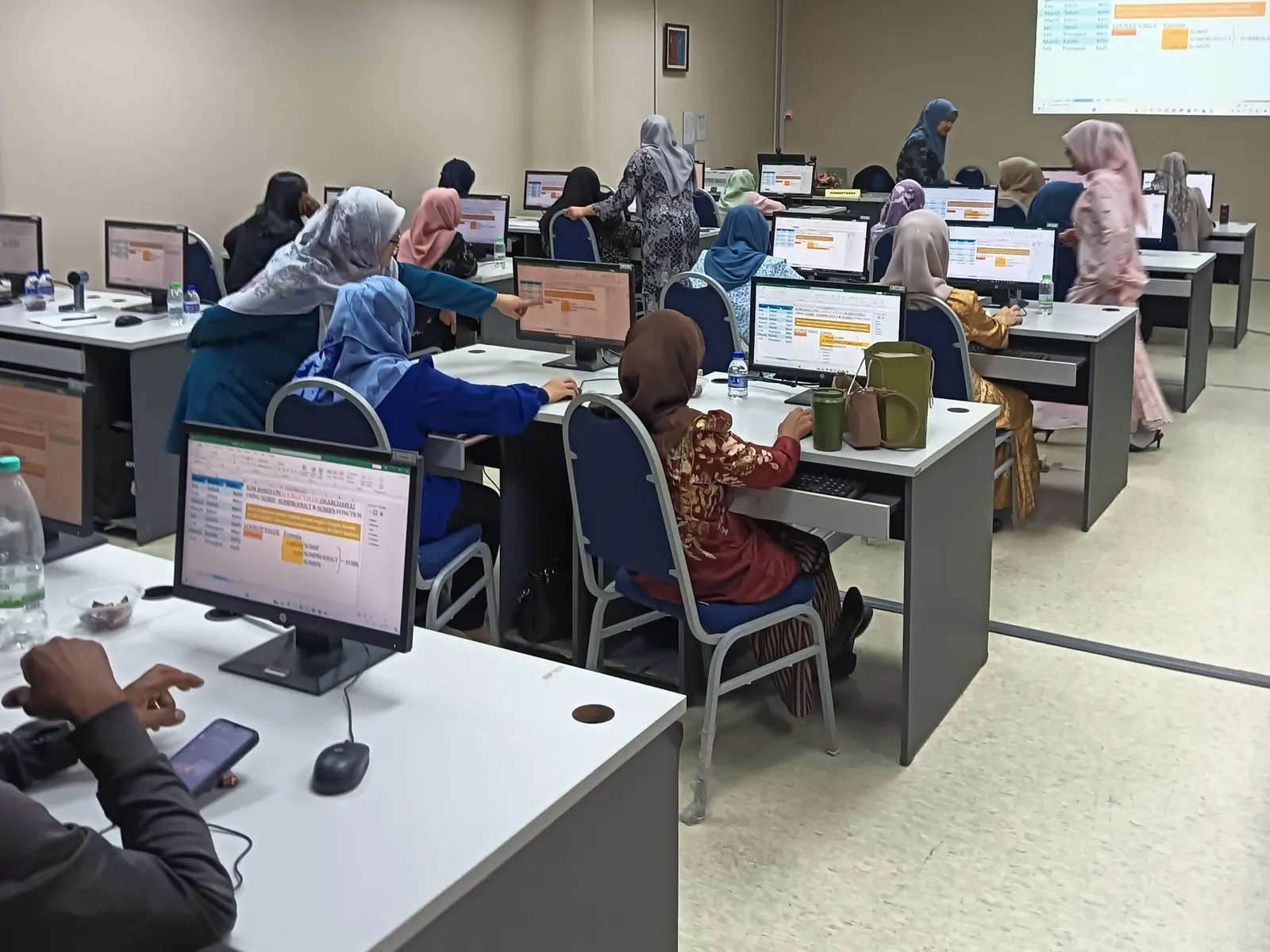 Peserta menggunakan komputer dalam sesi latihan
