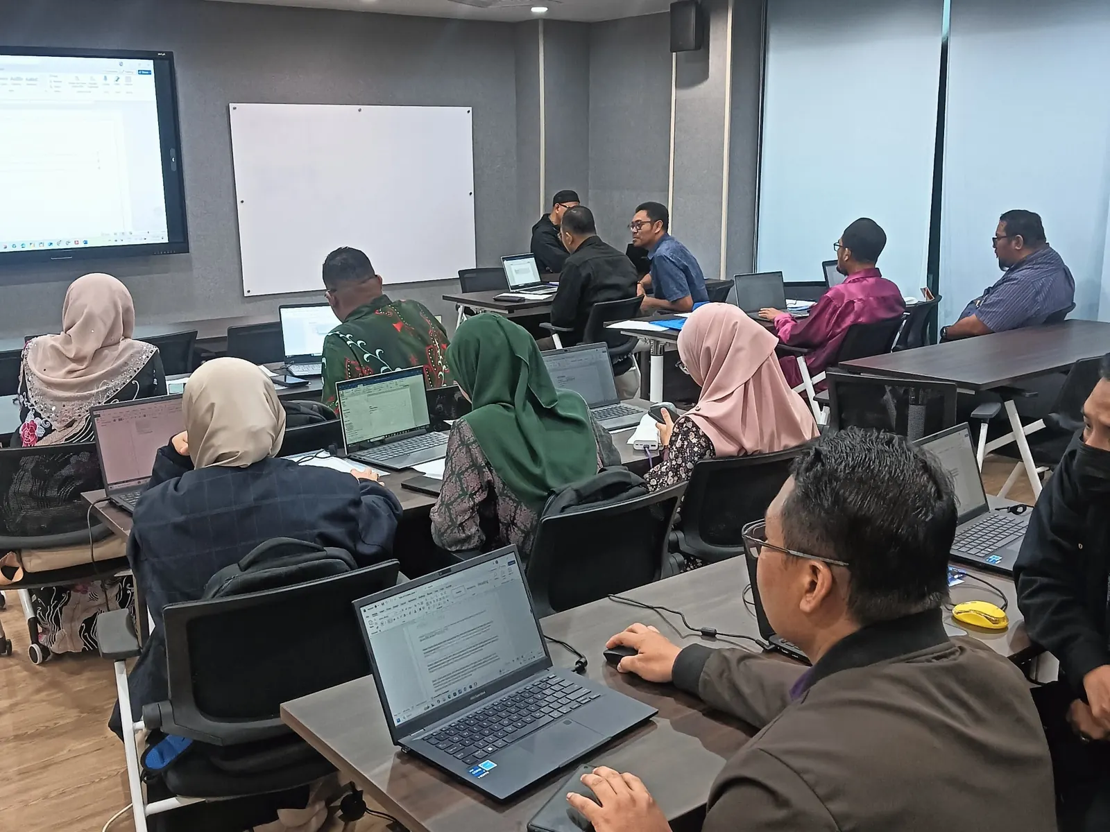 Sesi latihan secara amali bersama peserta