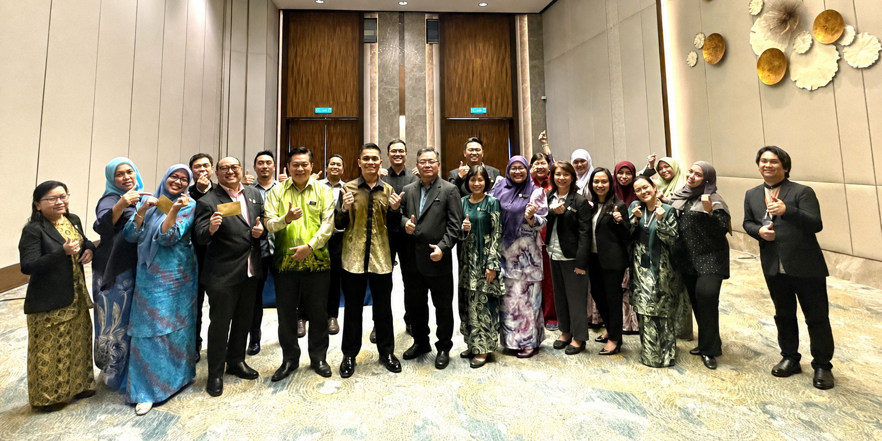 Gambar kumpulan selepas tamat Kursus AI Produktiviti Pejabat di Kota Kinabalu Sabah