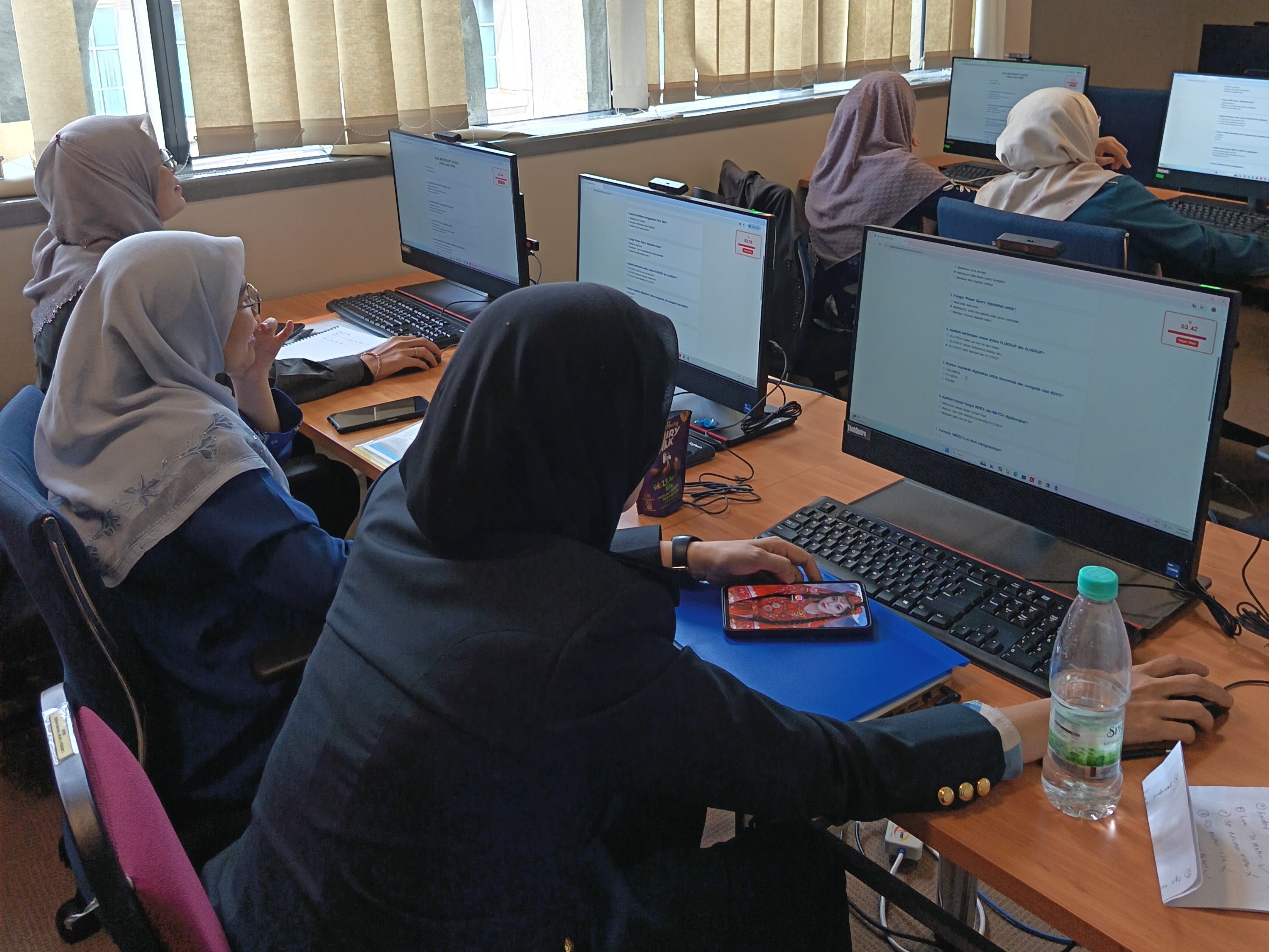 Foto berkumpulan peserta dalam aktiviti simulasi Complaint Intelligence Case Room